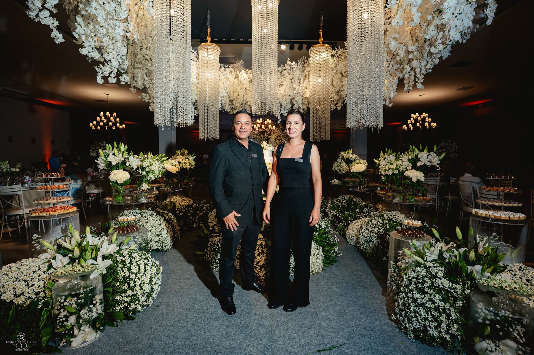 Viviane e Wagner na recepção de casamento organizada pela assessoria